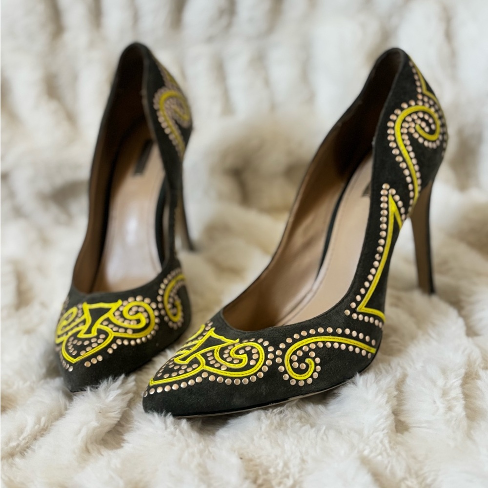 Unique Grey Pumps - international shoe market in Siberia.
